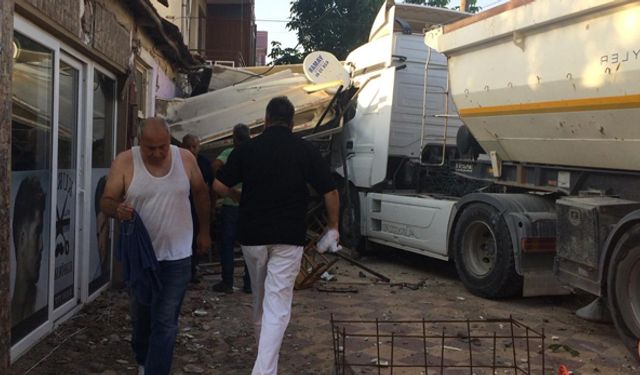 İzmir Çanakkale yolunda kamyonet, kahvehaneye daldı