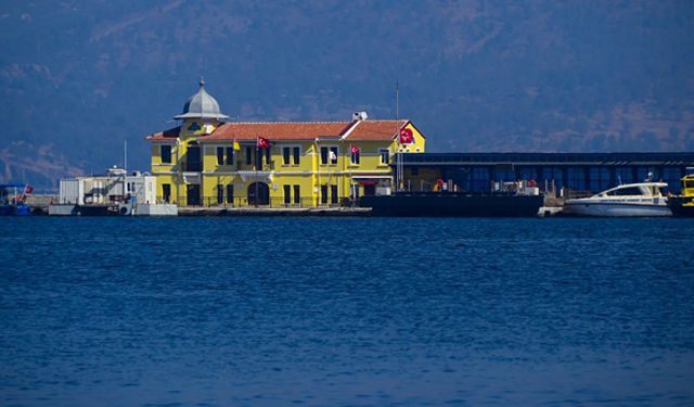 İzmir'de çocuklar Konak Pasaport'ta denize girmeye başladı