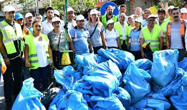 İzmir'de dev temizlik harekatı başladı, vatandaşlar sokağa indi