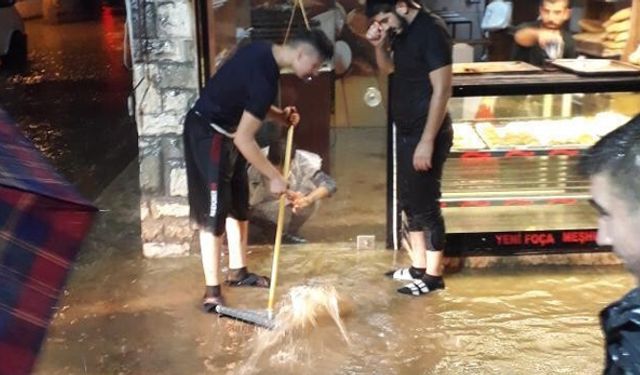 İzmir'de etkili olan şiddetli yağış hayatı felç etti