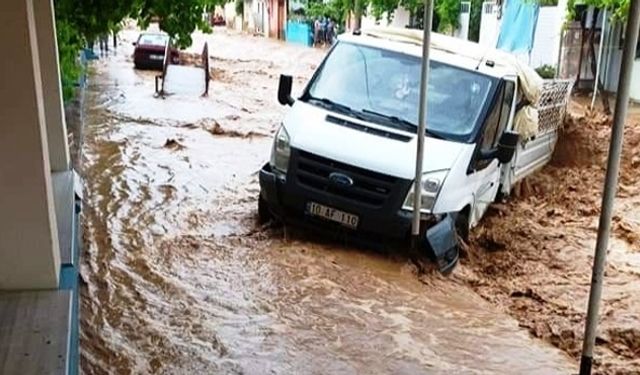 Su baskınları Menemen ve Ödemiş'te hayatı felç etti