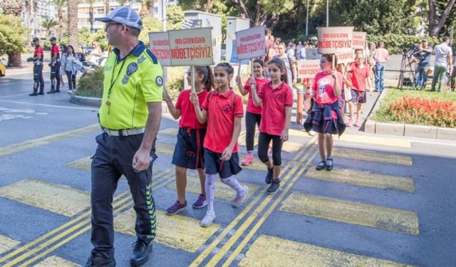 İzmir’de “Yaya Geçidi Nöbeti” etkinliği yapıldı