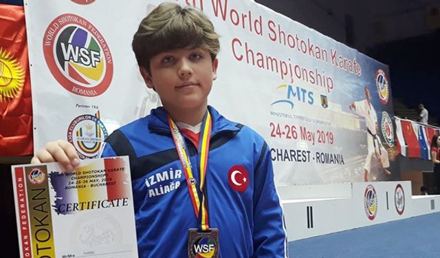 İzmir Foçalı Kaan Yüksel, Dünya Karate Şampiyonası'nda 3. oldu