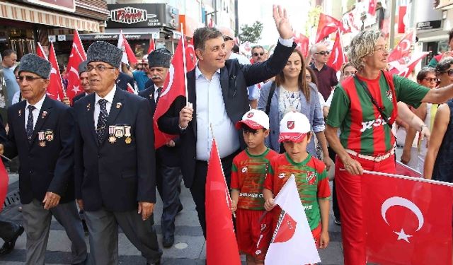 İzmir Karşıyaka’da Ay-Yıldız coşkusu