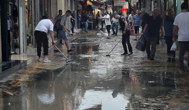 İzmir Kemeraltı'nda yoğun yağış, su baskınlarına sebep oldu