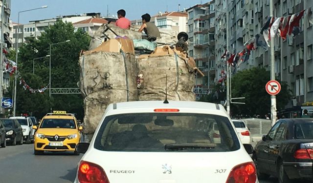 İzmir Konak'ta kamyonet üzerindeki çocuklar yürekleri ağza getirdi