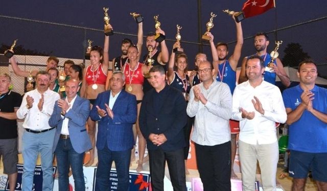 İzmir Plaj Voleybolu Balkan Şampiyonası yapıldı