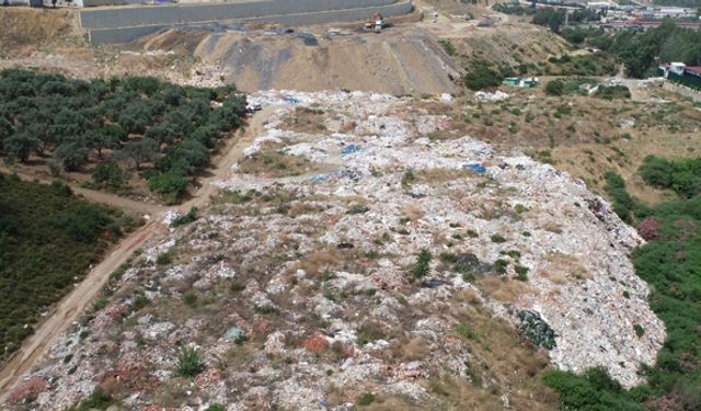 İzmir Uzundere'de vatandaşlar, dökülen molozlar nedeniyle isyan etti