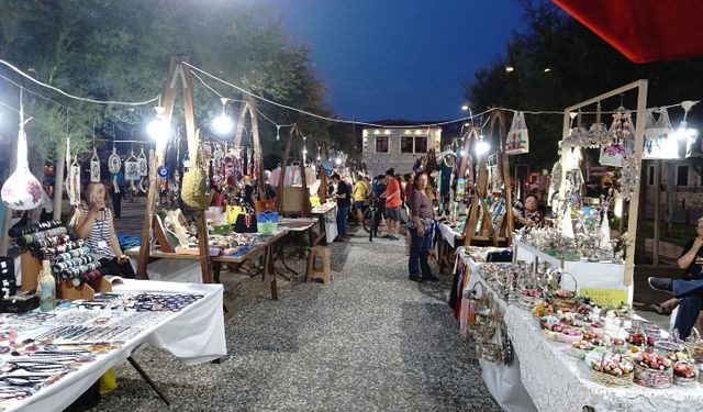 İzmir Yeni Foça gece pazarına yoğun ilgi