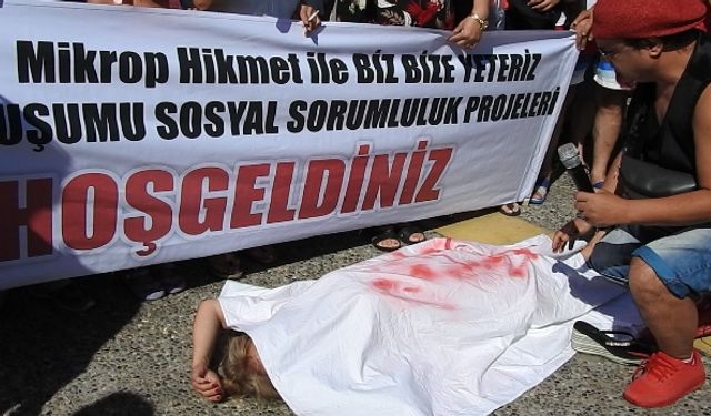 Kadın cinayetlerine karşı Çeşme’de kefenli protesto