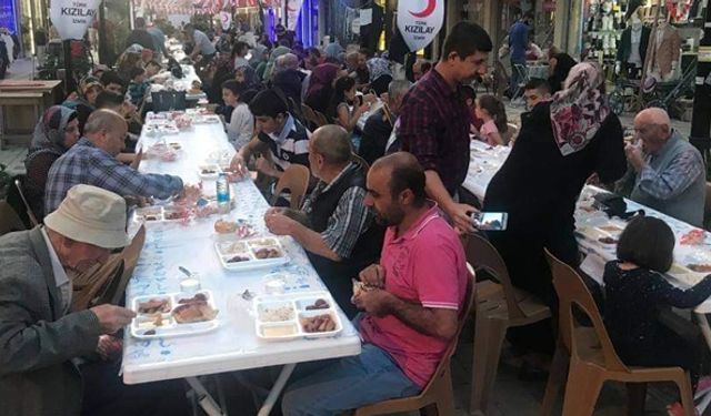 Kemalpaşalı vatandaşlar, Ak Parti'nin iftar yemeğinde buluştu