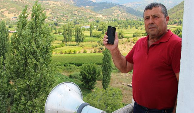 Kiraz'da vatandaşlar, telefon çekmediği için minareye çıkıyor