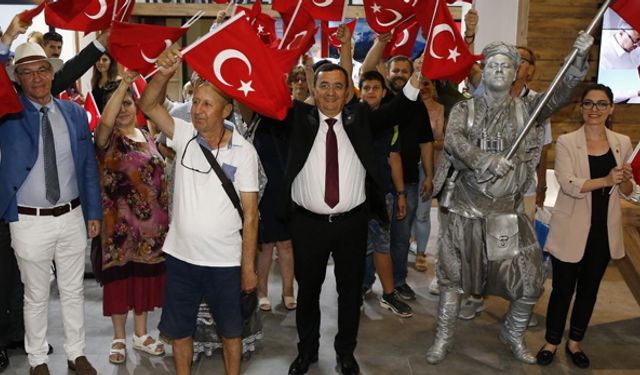 Konak Belediyesi, İzmir Fuarı'nda Türk bayrağı dağıttı