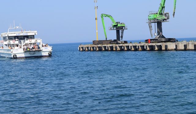 Midilli - Dikili feribot seferleri, esnafın yüzünü güldürdü