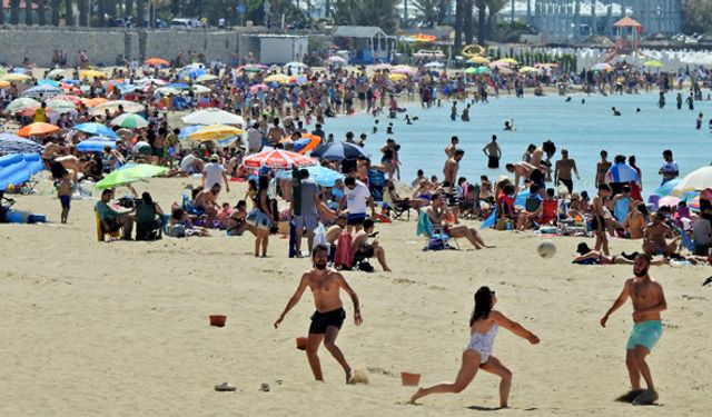 Ramazan Bayramı tatili başladı, yüz binlerce kişi İzmir Çeşme'ye akın etti