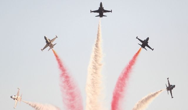 Solo Türk ve Türk Yıldızları İzmir semalarındaydı