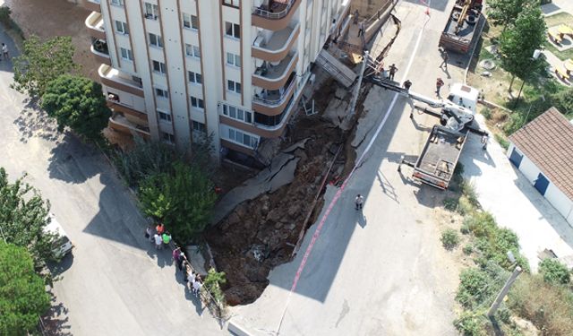 Torbalı'da istinat duvarı çöktü, faciadan dönüldü