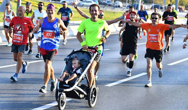 Uluslararası İzmir Yarı Maratonu büyük coşkuyla koşuldu