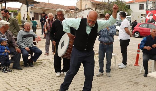 Urla'da kalker ocağı yapımına mahkemeden ret yanıtı gelince köylüler davul zurnayla kutladı