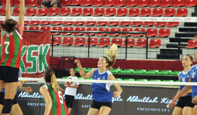 Voleybolda İzmir derbisinde Karşıyaka güldü