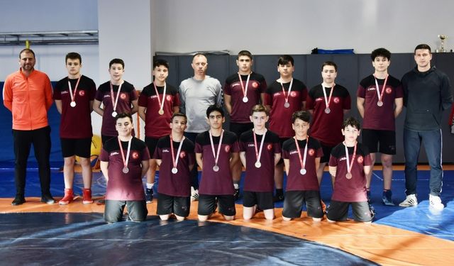 İzmir güreş müsabakalarında Aliağalı güreşçiler 14 madalya kazandı
