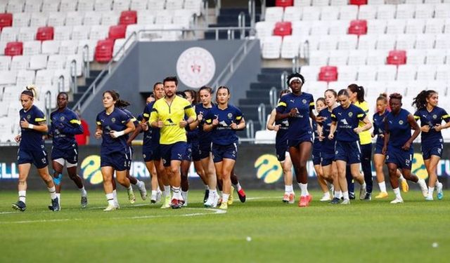 Fenerbahçe Kadın Futbol Takımı 13 oyuncu ile sözleşme yeniledi