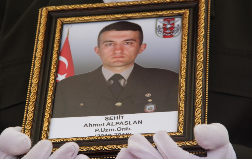 İdlib şehidi İzmirli Uzman Onbaşı Ahmet Alpaslan, son yolculuğuna uğurlandı