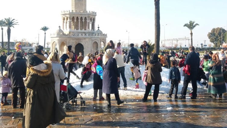 İzmir Saat Kulesi'nde kar sürprizi vatandaşları şaşkına çevirdi