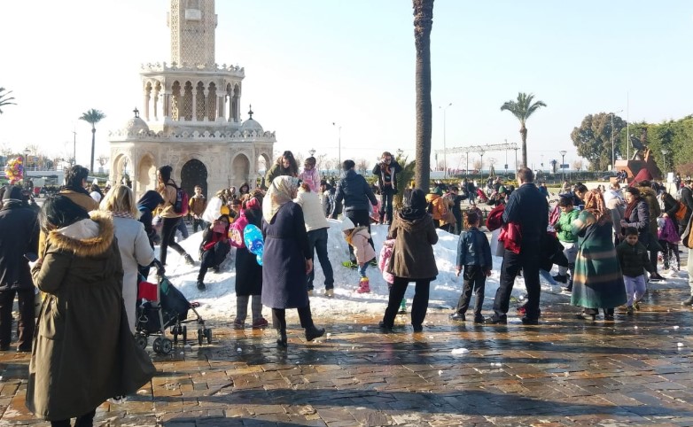İzmir Saat Kulesi'nde kar sürprizi vatandaşları şaşkına çevirdi