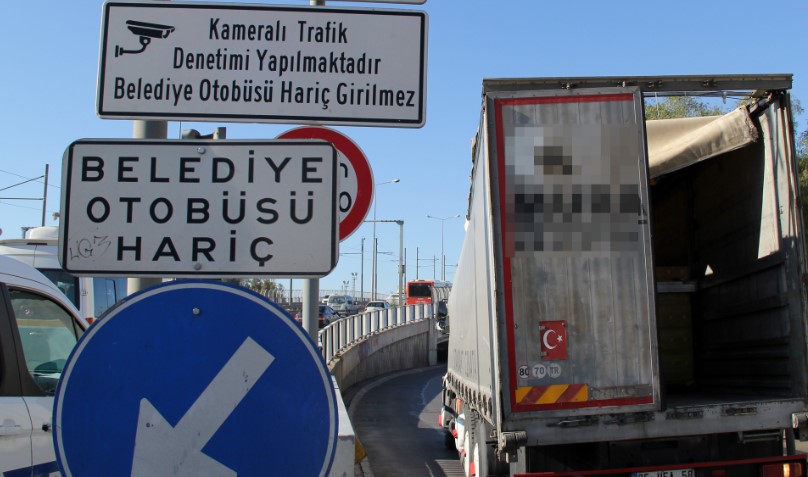 İzmir Konak Halkapınar'da kaza: TIR köprüye çarptı