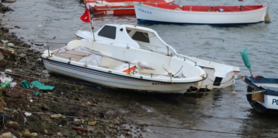 İzmir'de etkili olan fırtına tekneleri batırdı