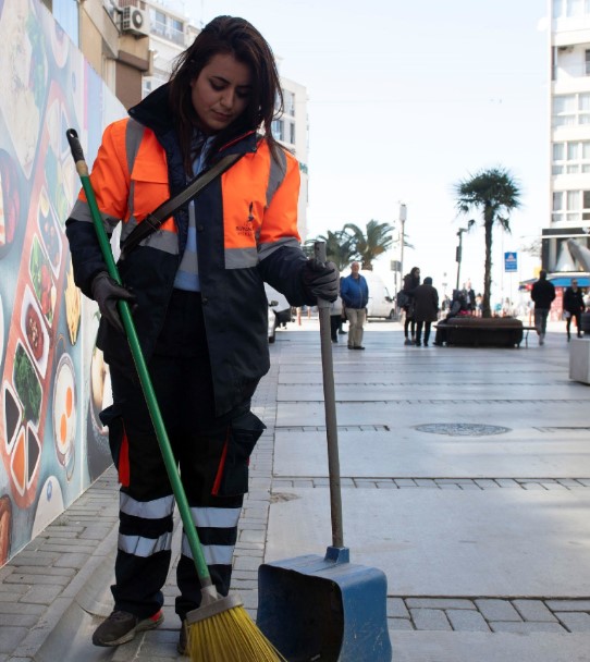 İzmir'de işe başlayan kadın süpürgeciler alkış topladı