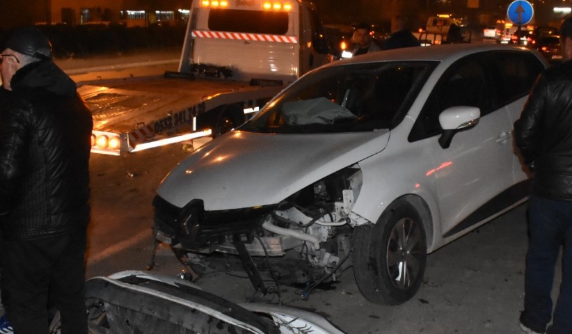İzmir Bayraklı'da trafik kazası: 2'si ağır 3 kişi yaralandı