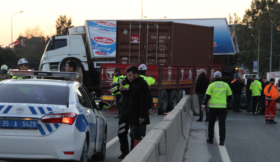 İzmir Bornova'da feci kaza! Yaralılar hastaneye kaldırıldı