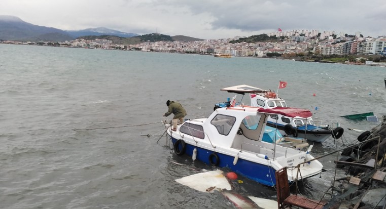 İzmir'deki fırtına, Dikili'de balıkçı teknelerini batırdı